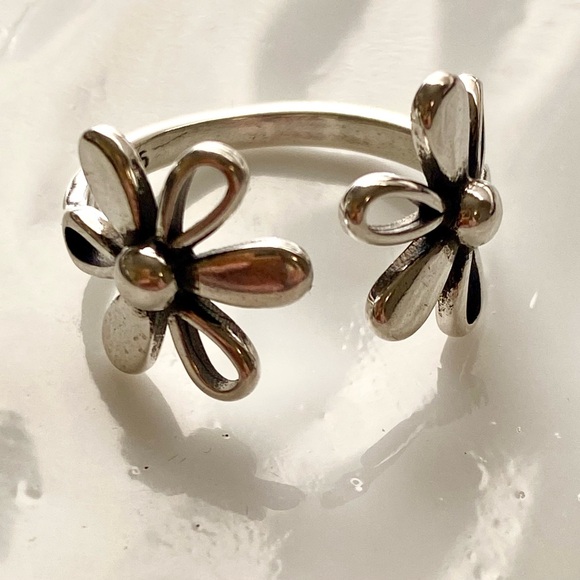 Sterling Silver open Floral Women's Ring
Size 6 to 9 adjustable - Picture 4 of 7